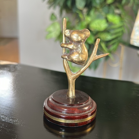 Vintage, Great City Traders Company, brass koala on wood stand. 🖤 - Picture 4 of 7